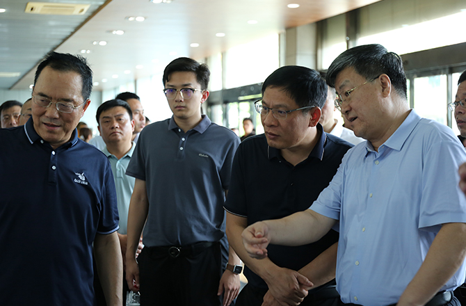 新乡市领导调研振动蜜桃视频在线入口产业链及企业上市工作