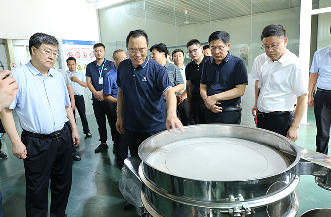 新乡市领导调研振动蜜桃视频在线入口产业链及企业上市工作